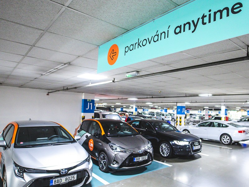 Obchodní centrum s parkováním pro sdílení aut